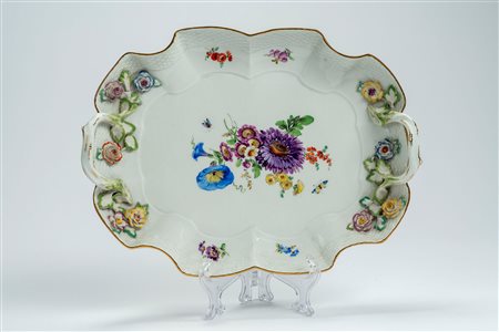 Vassoio biansato in porcellana decorata in policromia e a rilievo con motivi floreali e insetti. Manifattura di Meissen, metà secolo XIX.