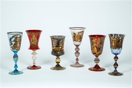 Collezione di sei coppe di diverse misure in vetro policromo di Murano, molate e decorate a mano in oro con soggetti mitologici. Inizio XX secolo.