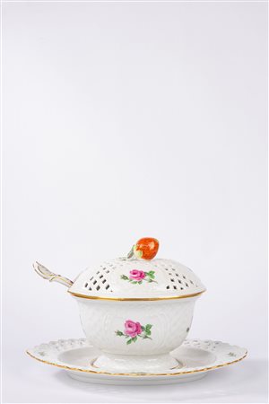 Piccola zuppiera in porcellana decorata in policromia, con coperchio, cucchiaio e vassoio, Meissen secolo XX