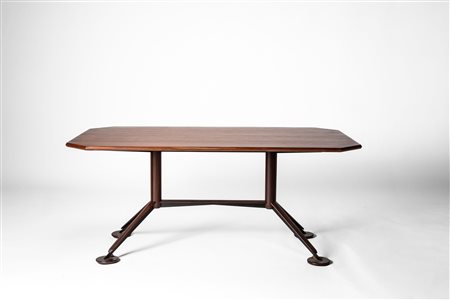 Tavolo con piano in legno e struttura in metallo