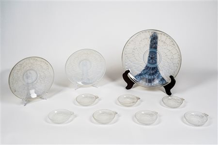 Sevres J. Landier Art Deco Opalescent Glass LES ARCS Set composto da un grande plateau e due più piccoli insieme a sette piattini da ostriche c1935