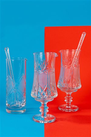 Lotto composto da tre mixing glass da cocktail in cristallo molato e inciso