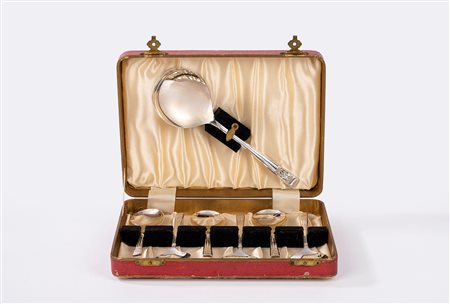 Set di sei cucchiai e uno da portata in silver plate