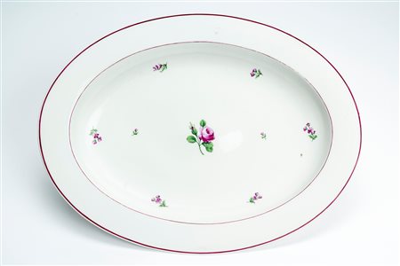 Grande vassoio ovale in porcellana decorato “alla rosa” con profili e rametti floreali nei toni del porpora. Vienna, inizio secolo XIX