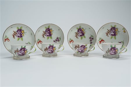 Quattro tazzine con piattino in porcellana con decoro “al mazzetto” e rami fioriti sparsi. Probabilmente Berlino, 1780 circa