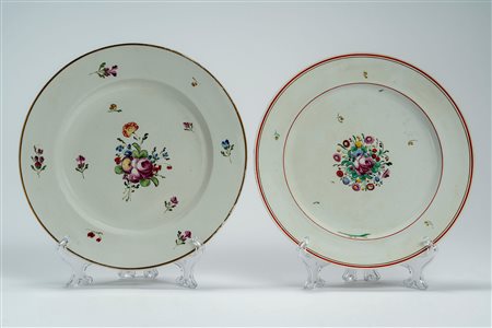 Due diversi piatti in porcellana con decoro policromo “al mazzetto” e a fiori sparsi. Manifattura Ginori a Doccia, inizio secolo XIX