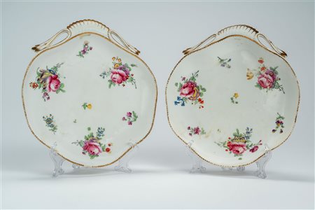 Coppia di vassoi da frutta in porcellana di forma mossa con presa traforata a volute e bordo dorato con decoro policromo al mazzetto e fiori sparsi. Parigi, Manufacture de la Reine, rue Thiroux, circa 1785–1793