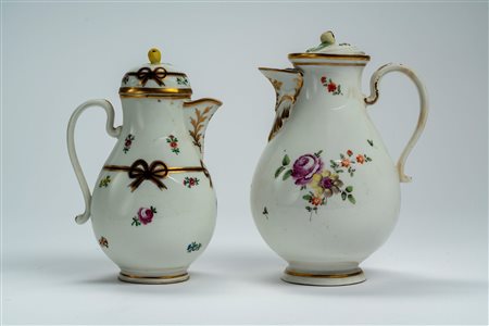 Lotto composto da due caffettiere in porcellana con decoro policromo al mazzetto e fiori sparsi. Manifattura di Vienna, 1780 circa