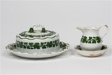 Una burriera con coperchio e una lattiera con piattino in porcellana con decoro a tralci di vite. Meissen, fine secolo XIX/XX