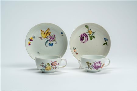 Coppia di tazzine con piattino in porcellana policroma “al mazzetto” e a fiori sparsi. Manifattura di Meissen, 1770 circa