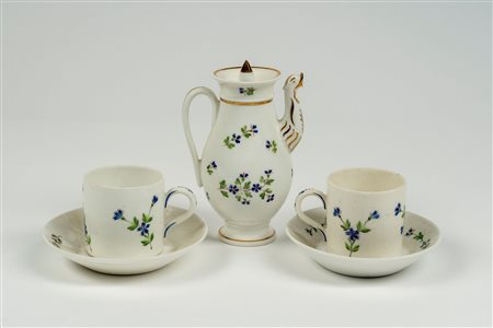 Due tazze con piattino e una caffettiera in porcellana bianca con decoro a fiordalisi, fine secolo XVIII