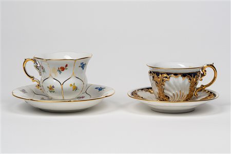 Due tazze con piatto in porcellana policroma e dorata. Meissen, secolo XIX