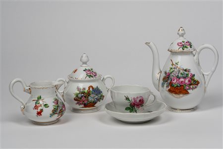 Lotto composto da caffettiera, zuccheriera, lattiera e tazza con piatto in porcellana policroma. Manifatture differenti, fine secolo XIX