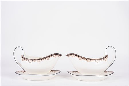 Coppia di salsiere in porcellana bianca decorata in policromia, Wedgwood