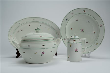 Lotto composto da una zuppiera biansata con coperchio, due piatti da portata e un portauovo in porcellana con decoro policromo a fiori sparsi e filettature in verde, Vienna, metà secolo XIX