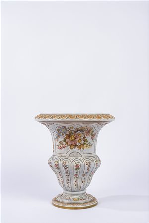 Vaso in ceramica policroma decorata con motivi floreali
