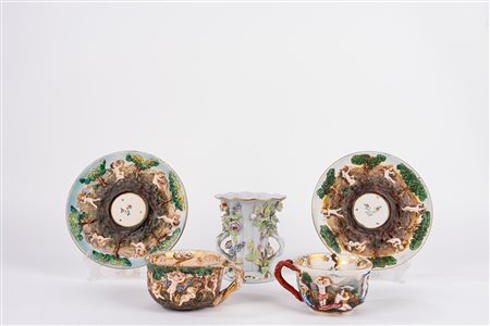 Lotto composto da due tazze da te con piattino ed un vaso in porcellana policroma, Capodimonte secolo XX