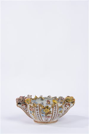 Centrotavola in ceramica policroma decorato con motivi floreali