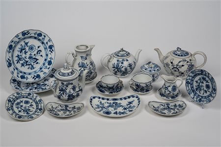Assortimento di diversi pezzi in porcellana con decoro a cipolla. Meissen, Teichert, fine XIX - inizio XX secolo