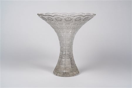 Vaso in cristallo incolore inciso a fiori stilizzati, Boemia, secolo XX