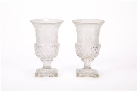 Coppia di vasi "Medici" in cristallo incolore molato e inciso. Inizio secolo XX