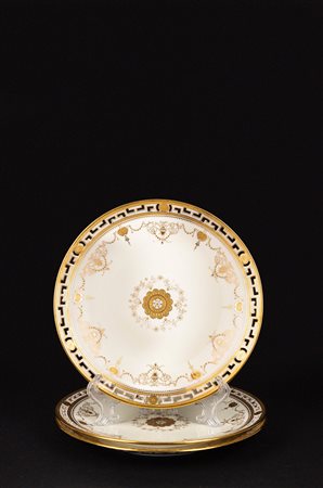 Minton per Tiffany. Tre piatti in porcellana bianca e oro