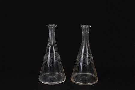 Coppia di bottiglie in vetro inciso a motivi floreali, inizi secolo XX