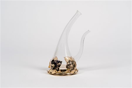 Piccolo decanter in vetro trasparente con base in metallo dorato a foglie di vite 