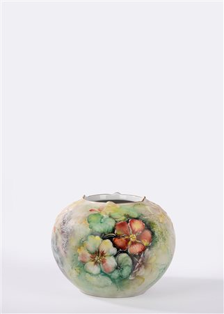 Vaso in porcellana policroma decorato con motivi floreali a rilievo, Bavaria