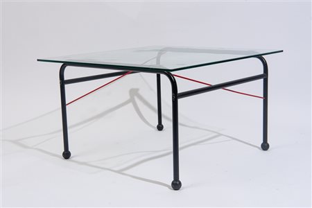  
Design Sweden Slim Innovator - Tavolino da caffè, mod. "Black and red" 1980 ca. 
vetro e ferro laccato H. 41 x 66 x 66 cm