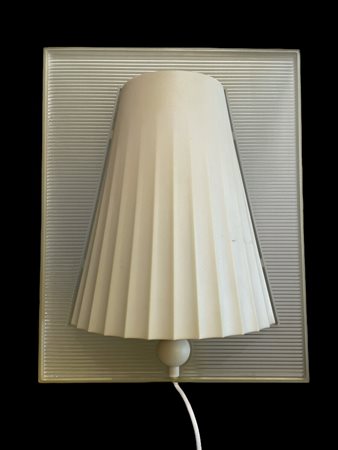 Philippe Starck (1949 - ) 
Lampada da parete "Walla Walla" anni '90 del XX secolo
materiale plastico termoformato 37 x 29 cm