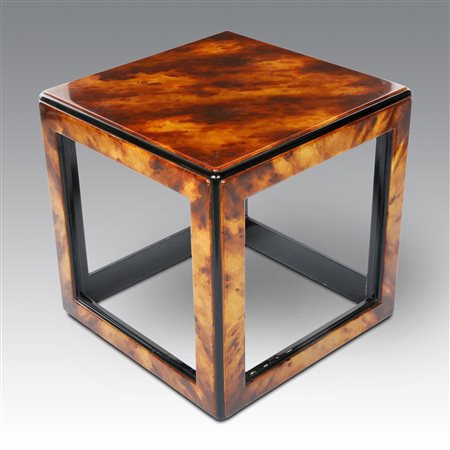 Celeste Dell'Anna (disegno di)  
Cubo in legno dipinto finta tartaruga e laccato, con angoli dipinti in nero  
 cm 45x45x45