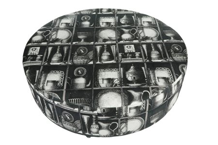  
Pouf tondo con ruote, tessuto Fornasetti - Italia 
 cm 39; Ø cm 120