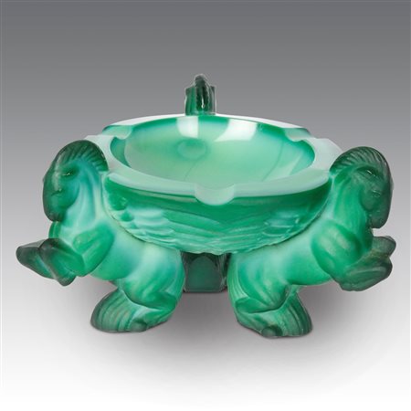 Heinrich Hoffmann (1875 - 1939) 
Posacenere in vetro malachite, coppa semi sferica sostenuta da tre cavalli rampanti, produzione Boemia 1930
 cm 7,8x13,5 