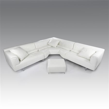 Piero Lissoni (1956 - ) 
Divano MET in pelle con pouf, produzione Cassina - Italia anni '90
 cm 74x278x89 (lato sinistro). cm 74x210x89 (lato destro). 