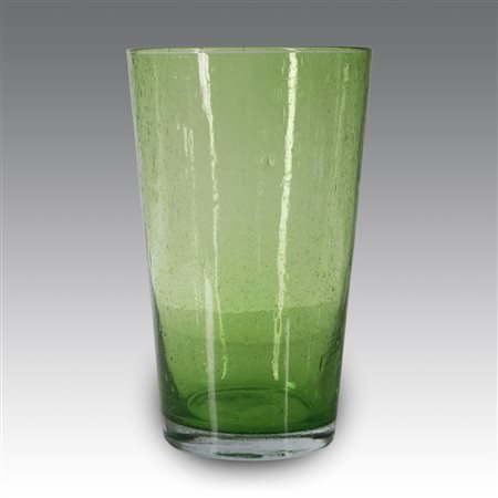 Ercole Barovier (attribuito a) (1889 - 1974) 
Vaso in vetro verde, produzione Barovier - Italia 1960 ca.
 cm 24,5; Ø cm 15