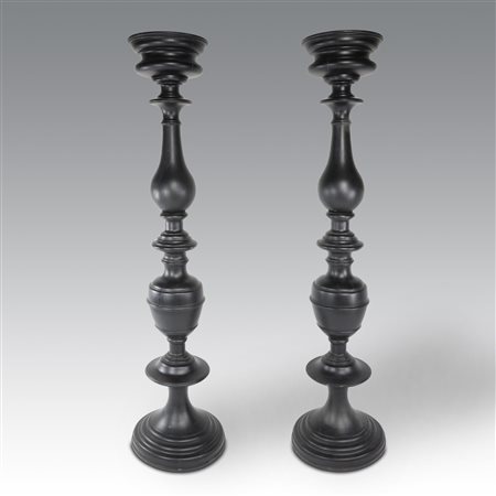 Celeste Dell'Anna (disegno di)  
Coppia di grandi torciere in rovere tinto wengè con led RGB 
 cm 172x37