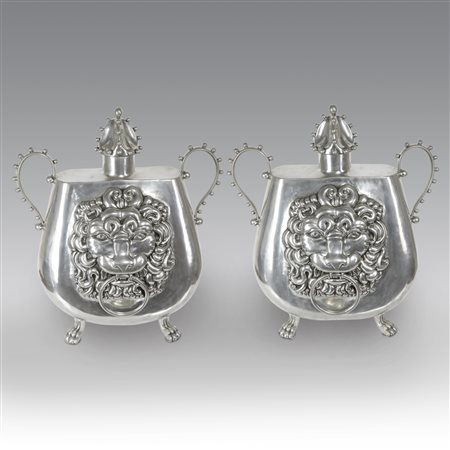  
Coppia di giare biansate in peltro argentato con corpo liscio decorato da leone con anello e piedi ferini XX secolo
 cm 60x50x20