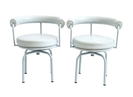 Charles Le Corbusier (1887 - 1965) 
Coppia di poltroncine girevoli LC7 rivestite in pelle  
 cm 73x60x58