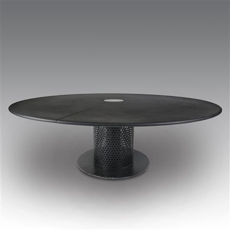  
Grande tavolo tondo in ardesia con luce centrale anni '70-'80
 cm 77; Ø cm 220