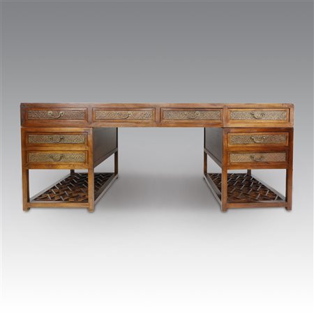  
Grande scrivania orientale in olmo 
 cm 78,5x200x100
