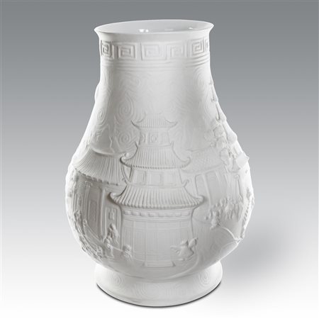  
Vaso in biscuit bianco "Impression China" (Jean Boggio to Franz) 
 cm 75x55