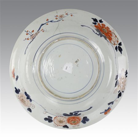  
Coppia di piatti Imari giapponesi Geronku con motivi floreali riproducenti peonie, crisantemi e foglie 1730
 Ø cm 55,5; Ø cm 54.