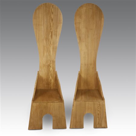 Mario Ceroli (1938 - ) 
Due poltrone in legno della serie "Mobili nella Valle", produzione Poltronova - Italia 1970
 cm 190x50x50