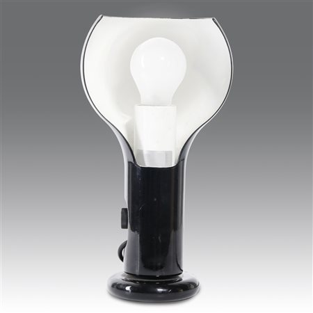 Joe Colombo (1930 - 1971) 
Lampada da tavolo ad una luce modello “2207” Flash, Produzione O-Luce - Italia 1968
 cm 30x16,5
