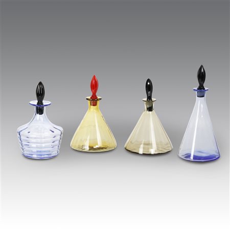 Moretti (attribuito a)  
4 Bottiglie con tappi, Produzione Murano - Italia 1960
 cm 18x10; cm 18,5x11,5, cm 18x12; cm 22x10
