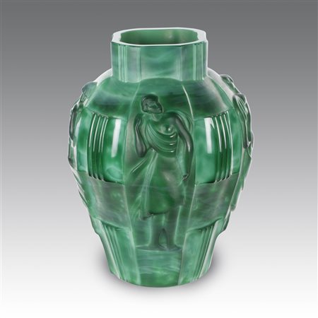 Arthur Plewa (1903 - 1989, ) 
Vaso in vetro giada, produzione Curt Schlevogt - Cecoslovacchia  1934
 cm 24x19