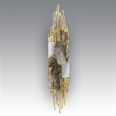 Claude-Victor Boeltz (1937 - ) 
Lampada da parete in "bronzo esploso”, diffusore decorato con inserti in vetro soffiato lattimo e fumé - Francia 1970
 cm 105x24