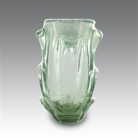 Ercole Barovier (1889 - 1974) 
Vaso in vetro verde nord iridato e corpo plasmato con elementi curvi a rilievo - Manifattura Barovier & Toso, Murano 1938
 cm 30x19