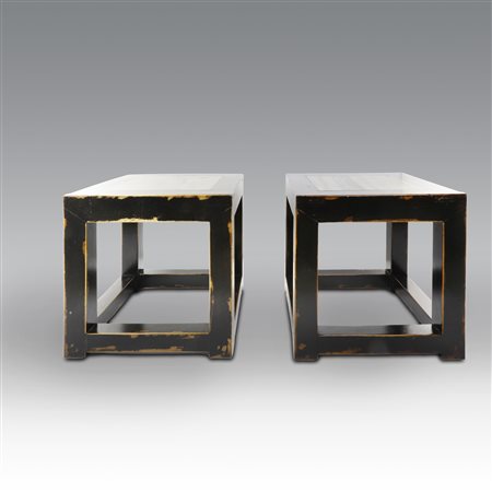  
Coppia di tavolini da appoggio in legno dipinto e piano in pietra grigia 
 cm 50x50x50